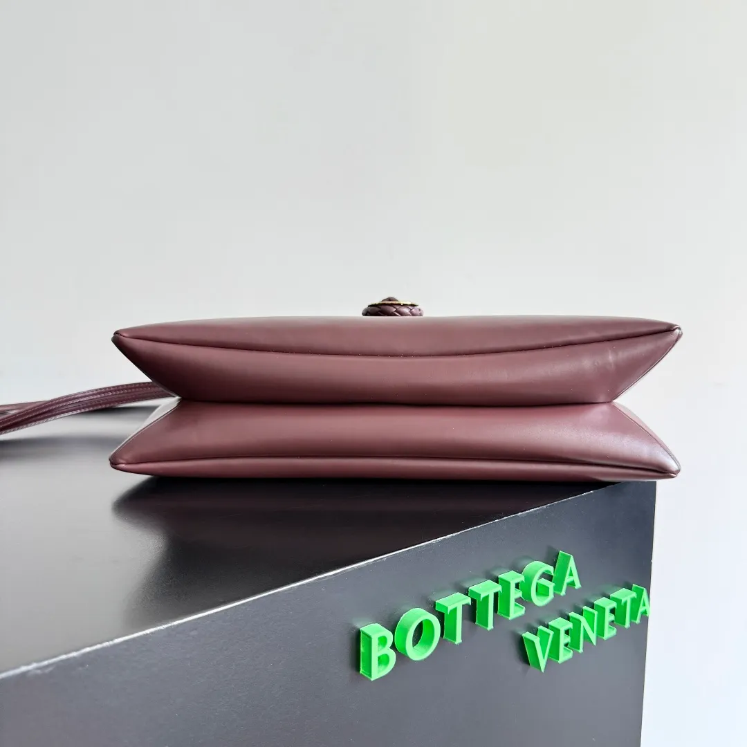 Batch 1680 Inspired by the 1970s, the Bottega Veneta women's logo shoulder bag has a smooth leather surface that brings a clean and handsome feel, just like the neatness and tenacity of a working woman. The front buckle is made of high-quality hardware pendant, the overall retro elegance, and the excellent leather feels soft. This Bottega Veneta series can be described as beautiful, weakening the complexity of the outfit, not competing for it, and only using the best quality to interpret itself. Style number: 806034 (large size) Size: 30*20*8cm